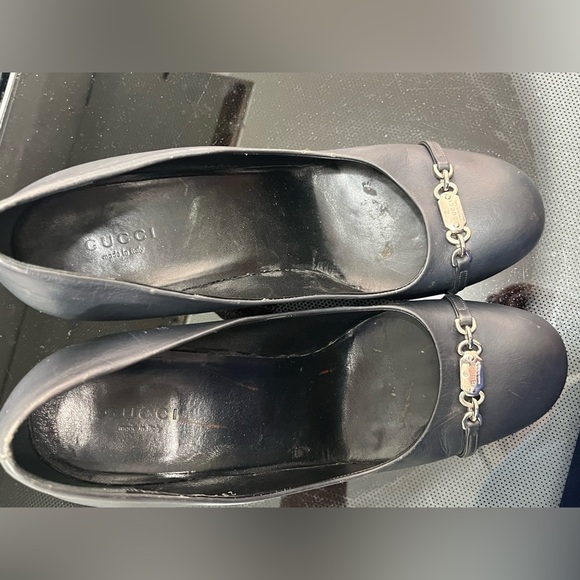 GUCCI  navy Heels with Chain Detail - Picture 4 of 10